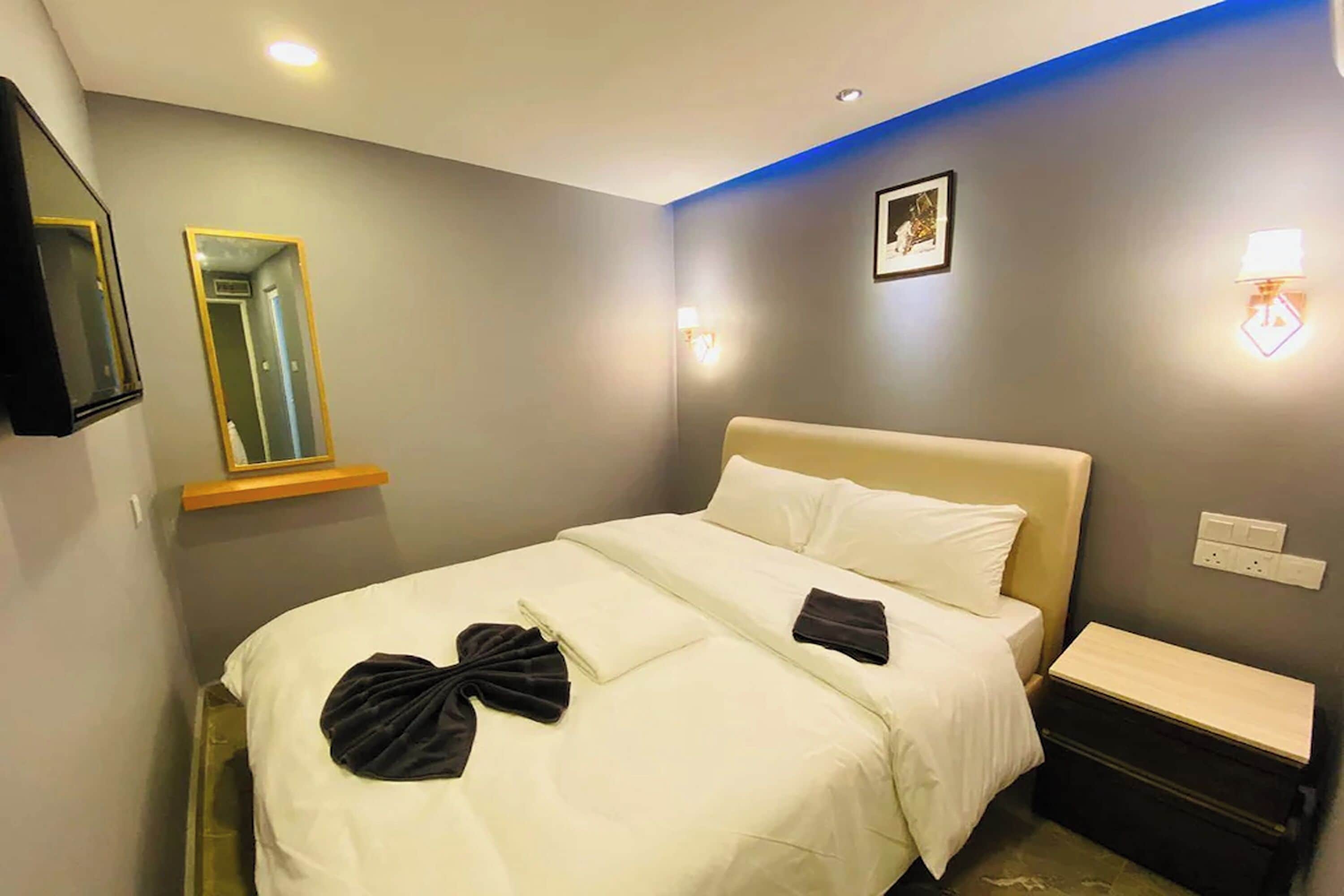 Deluxe King | Desk, blackout curtains, soundproofing, iron/ironing board