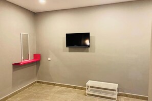 1 bedroom, desk, blackout curtains, soundproofing