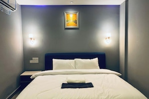 Queen Deluxe | Desk, blackout drapes, soundproofing, iron/ironing board - Hotel D'Lima Inn Bukit Bintang (Kuala Lumpur)