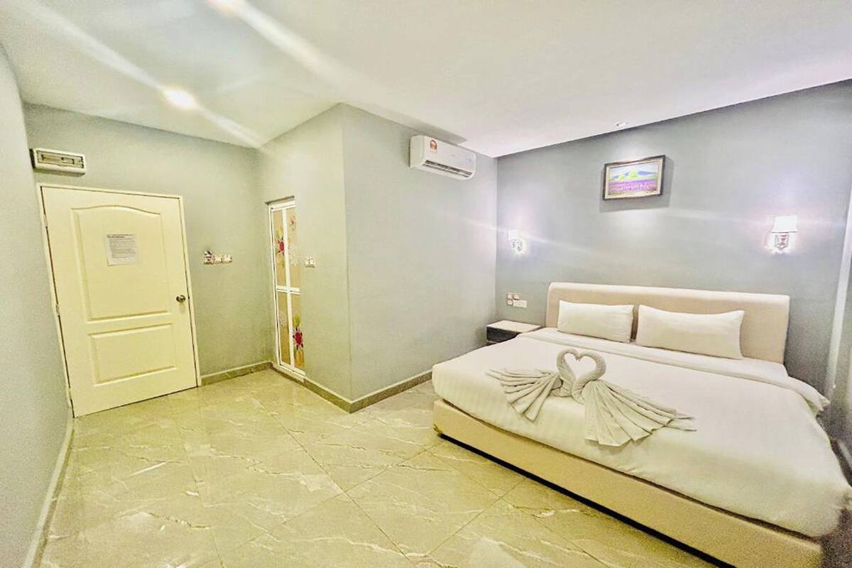 Habitación Deluxe, 1 cama de matrimonio grande | Escritorio, cortinas opacas, sistema de insonorización