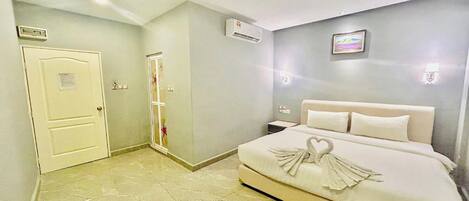 Deluxe King | Desk, blackout drapes, soundproofing, iron/ironing board