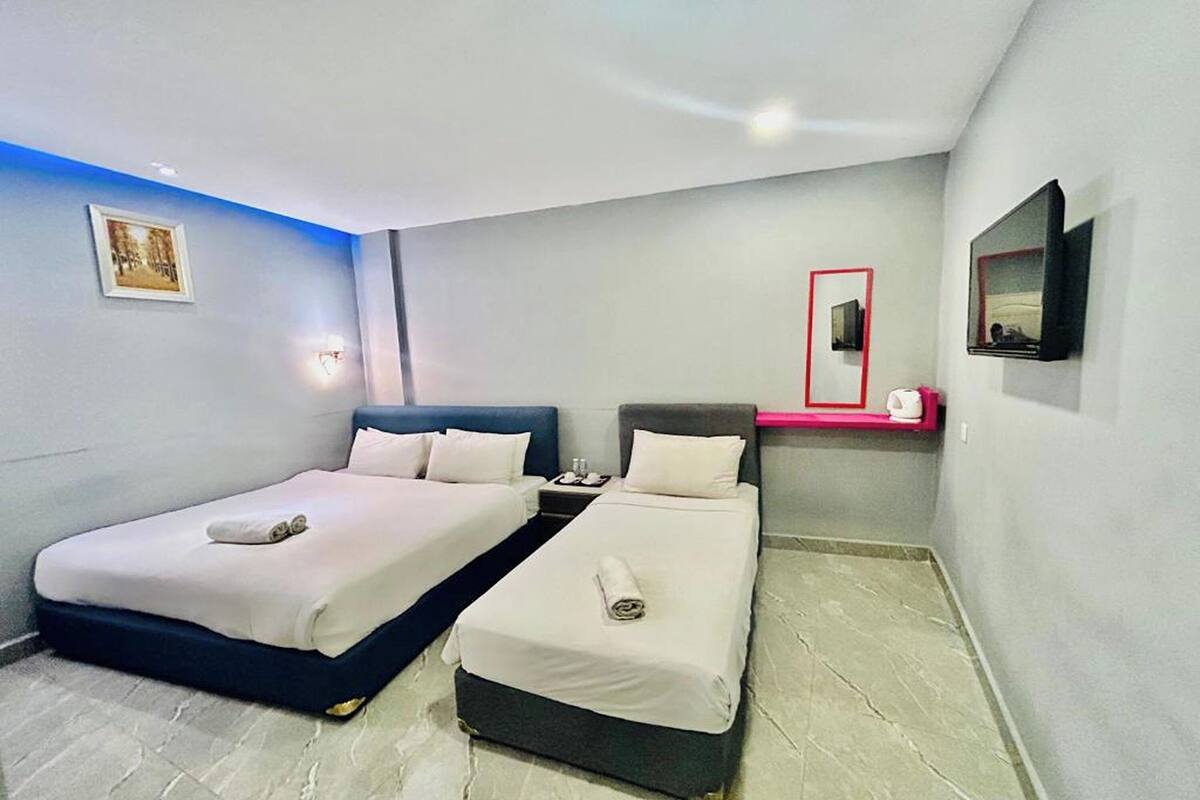 Habitación triple | Escritorio, cortinas opacas, sistema de insonorización