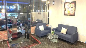 Eine Lobby mit zwei Sofas, einem Couchtisch und einem Chandelier.
