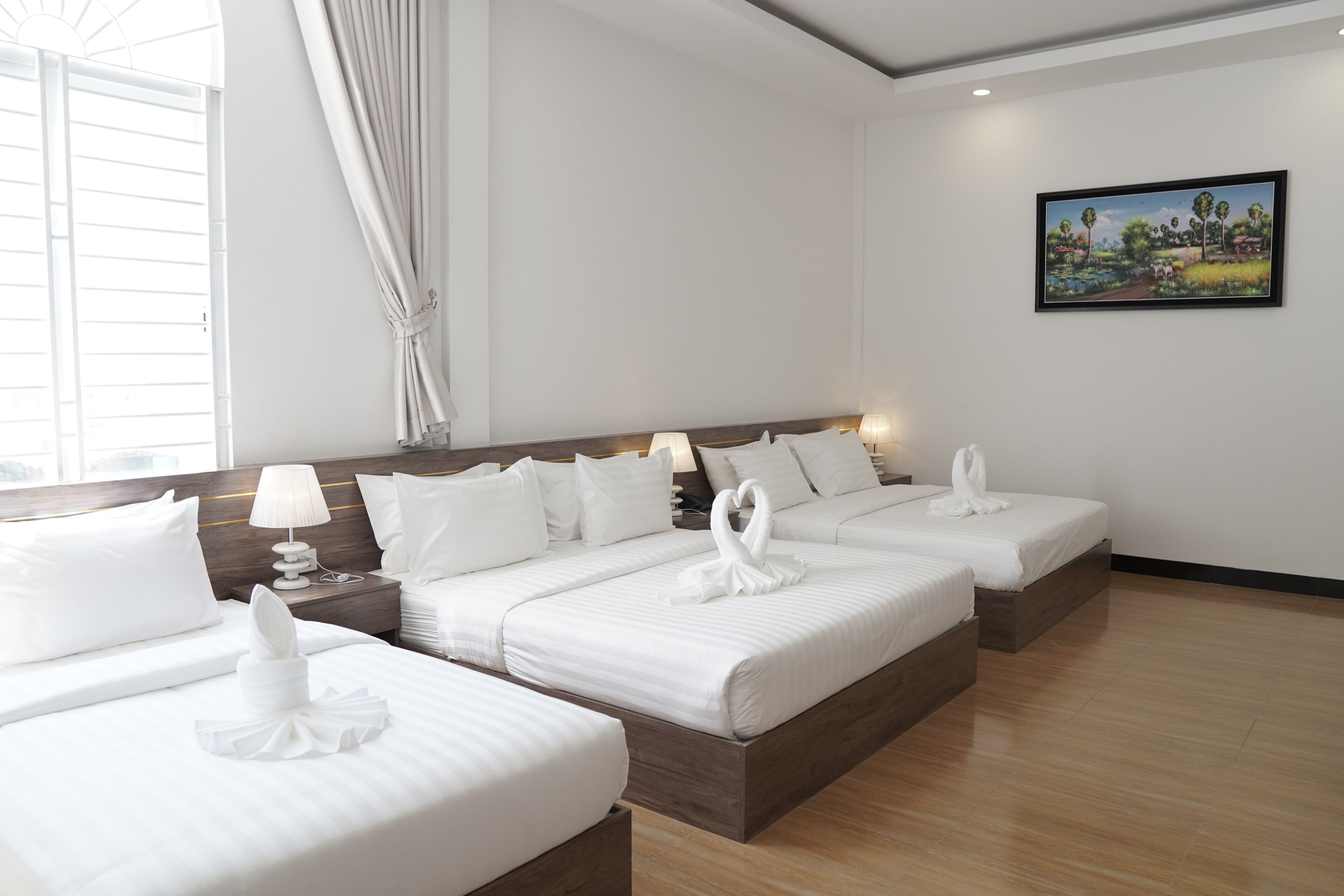 Minibar, caja de seguridad en la habitación y escritorio 