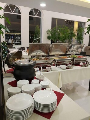 Daily buffet breakfast (USD 5 per person)