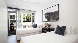 2 Schlafzimmer, Schreibtisch, Bügeleisen/Bügelbrett, Reisekinderbett
