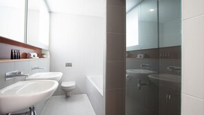 Erillinen kylpyamme ja suihku, ilmaiset hygieniatuotteet