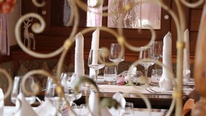 A table set for a formal dinner with white candles and clear glassware. - Landgasthof Hirschen (Hohentengen am Hochrhein)