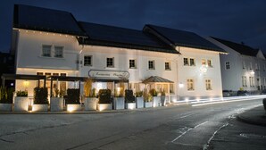 A hotel with a white facade, multiple windows, and a sign that reads "Landgasthof Hirschen." - Landgasthof Hirschen (Hohentengen am Hochrhein)