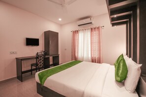 Family Triple Room | Laptop workspace, soundproofing, iron/ironing board, free WiFi - zion plaza (Aluva)