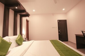 Laptop workspace, soundproofing, iron/ironing board, free WiFi - zion plaza (Aluva)