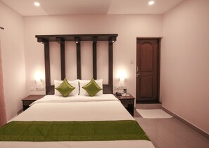 Family Triple Room | Laptop workspace, soundproofing, iron/ironing board, free WiFi - zion plaza (Aluva)