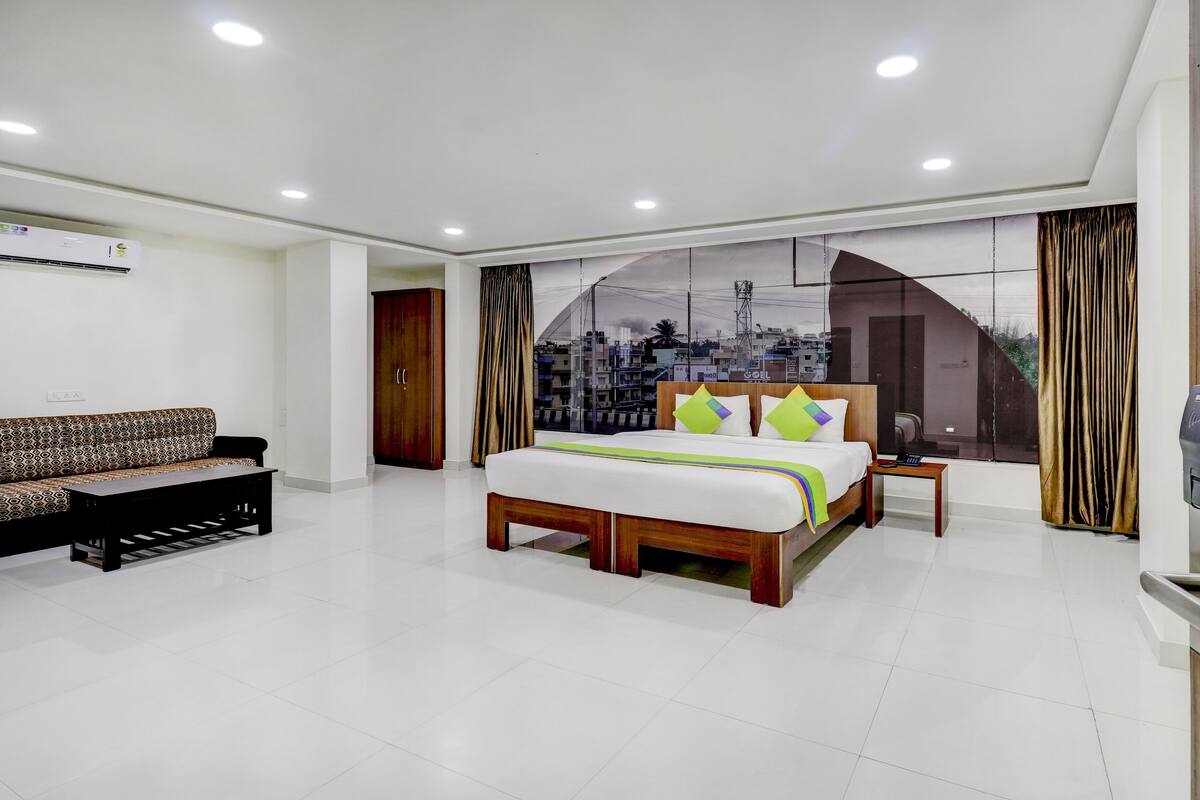 Premium Room | Iron/ironing board (on request), WiFi (free), bed sheets