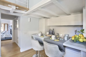 Appartement, 2 chambres | Cuisine privée | Réfrigérateur grande capacité avec congélateur, un four