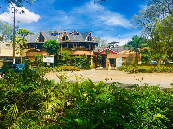 Vista frontal de la propiedad