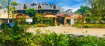 Vienna Woods Holiday Inn Limited