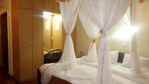 Premium bedding, down duvets, memory-foam beds, individually decorated - Vienna Woods Holiday Inn Limited (Nakuru)
