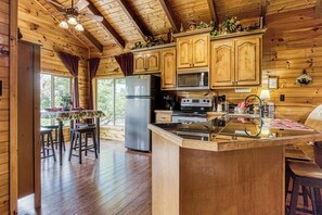 Microondas, lavavajillas, cafetera/tetera, tostadora