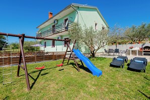 Children's area - Apartment Jadranka with Private Pool & Valley View in Green Istria (Sutivanac)