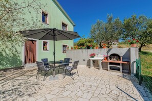 Outdoor dining - Apartment Jadranka with Private Pool & Valley View in Green Istria (Sutivanac)