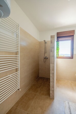 Bathtub, hair dryer, bidet, towels - Apartment Jadranka with Private Pool & Valley View in Green Istria (Sutivanac)
