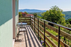 Outdoor dining - Apartment Jadranka with Private Pool & Valley View in Green Istria (Sutivanac)