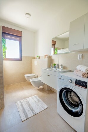 Bathtub, hair dryer, bidet, towels - Apartment Jadranka with Private Pool & Valley View in Green Istria (Sutivanac)