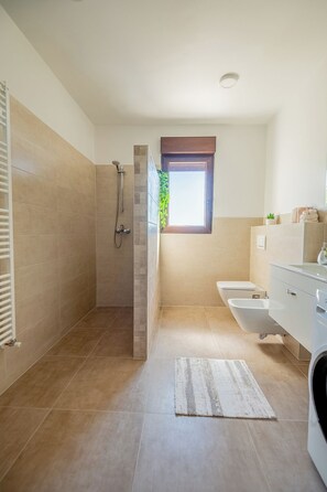 Bathtub, hair dryer, bidet, towels - Apartment Jadranka with Private Pool & Valley View in Green Istria (Sutivanac)