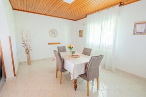 Dining - Apartment Jadranka with Private Pool & Valley View in Green Istria (Sutivanac)