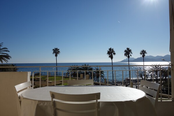 屋外ダイニングエリア