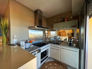 Kylskåp, mikrovågsugn, spishäll och diskmaskin