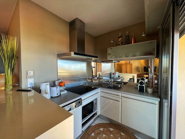 Réfrigérateur, micro-ondes, plaque de cuisson, lave-vaisselle