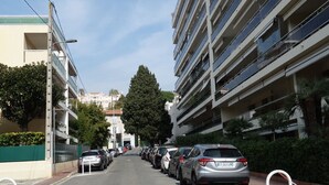 Eine mehrstöckige Parkgarage mit Autos auf beiden Seiten.