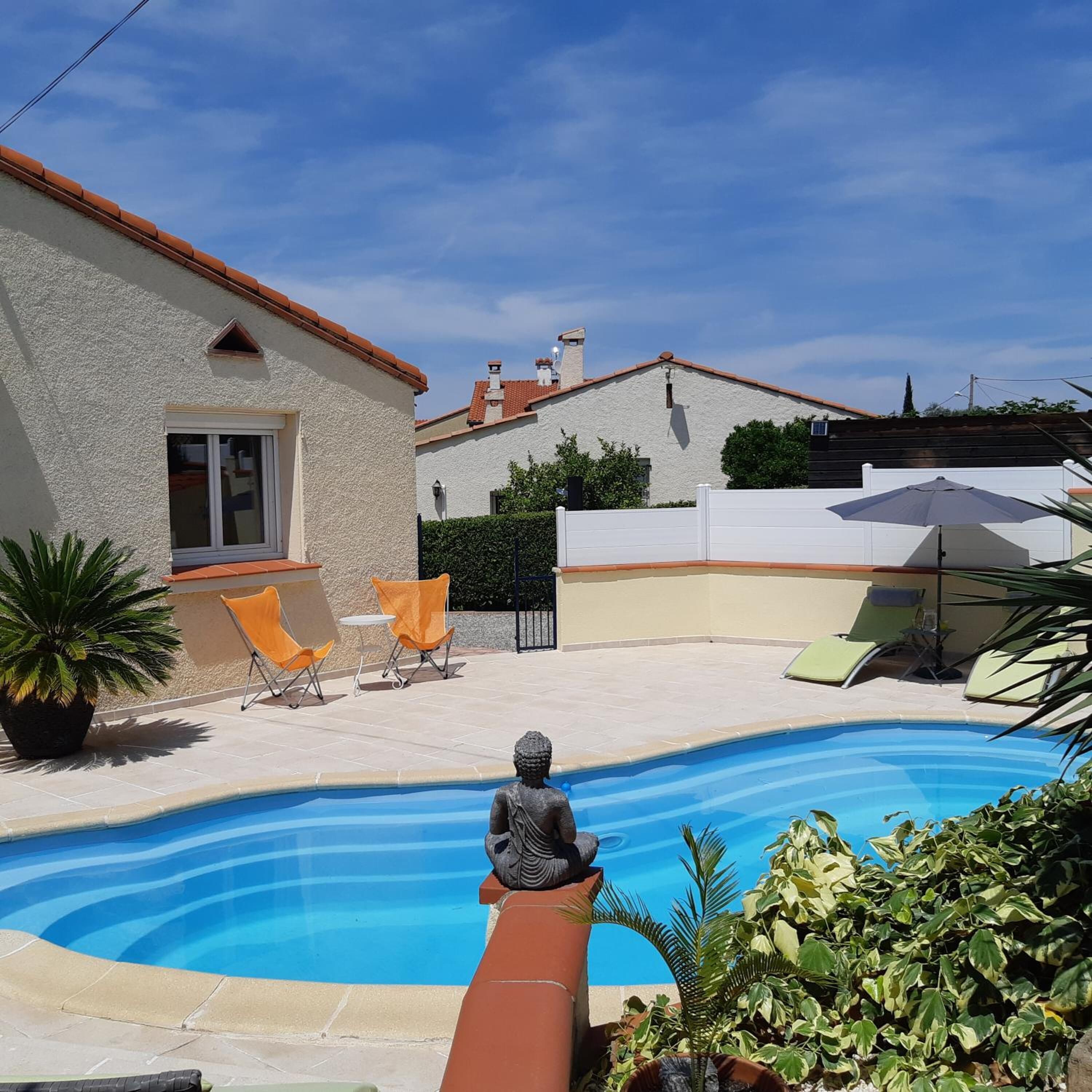 시즌별로 운영되는 야외 수영장, 수영장 파라솔, 일광욕 의자