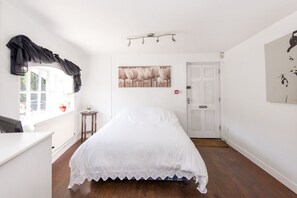 Maison Classique, 1 grand lit | Ameublement personnalisé, rideaux occultants, fer et planche à repasser
