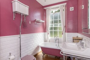 Maison Classique, 1 grand lit | Salle de bain | Baignoire relaxante profonde, sĂšche-cheveux
