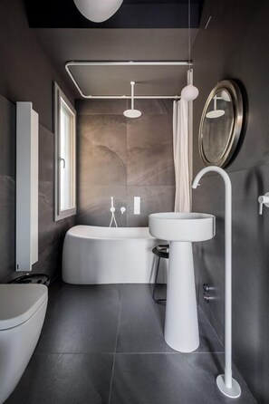 Deluxe studio (Glamour) | Badkamer | Een haardroger, een bidet, handdoeken, zeep