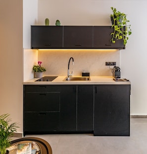 Geladeira, micro-ondas, cooktop, máquina de café expresso