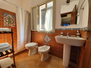 Ducha, secador de pelo, bidet, toallas