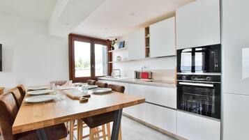 Een koelkast, een microgolfoven, een oven, een kookplaat