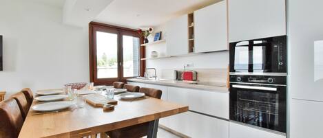 Réfrigérateur, micro-ondes, four, plaque de cuisson