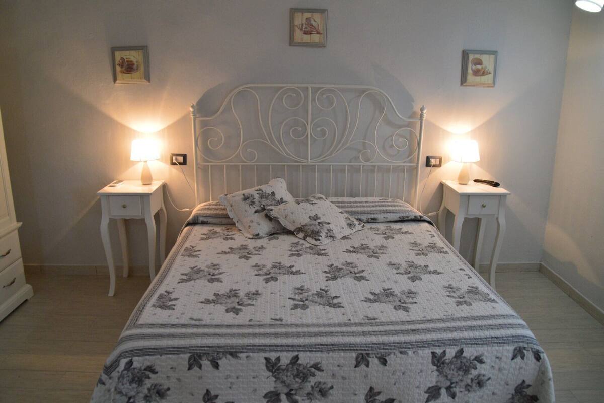 Habitación con 1 cama matrimonial o 2 individuales | 1 habitación, escritorio, wifi gratis y ropa de cama
