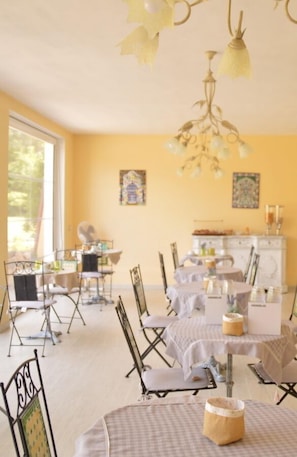 Desayuno buffet (EUR 5 por persona)