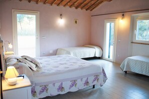 Habitación cuádruple | 1 habitación, escritorio, wifi gratis y ropa de cama