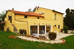 Vista frontal de la propiedad