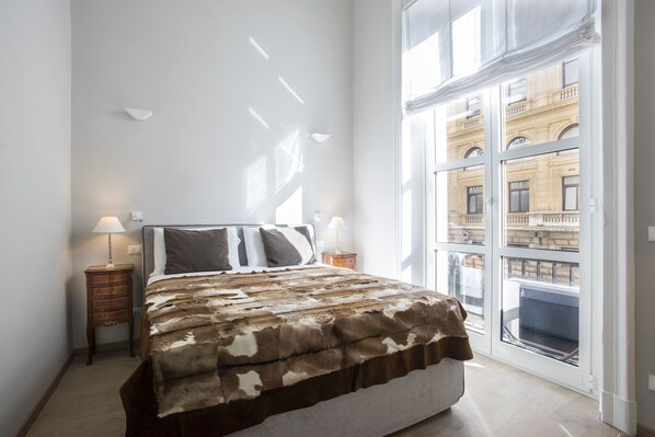 1 chambre, fer et planche à repasser, lit de bébé portatif