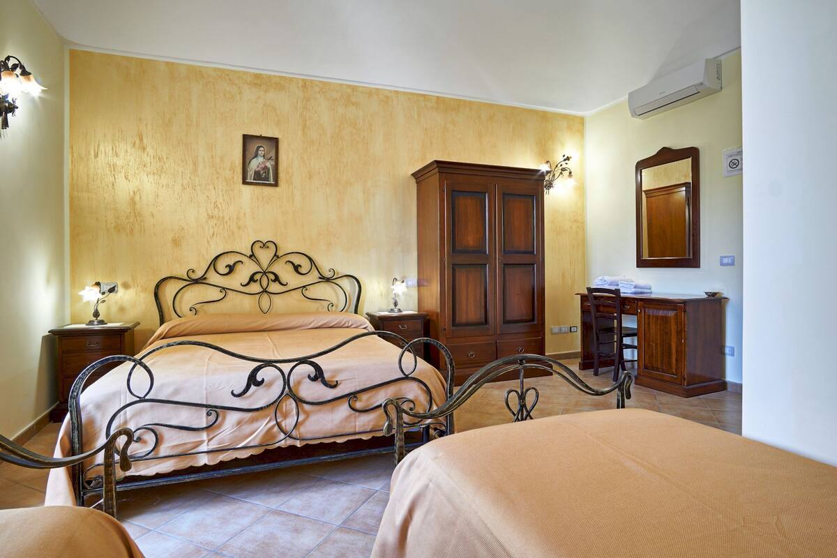 Family Room | Desk, iron/ironing board, free WiFi, bed sheets