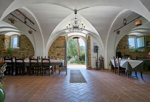 Se sirven comidas, cenas y cocina local 