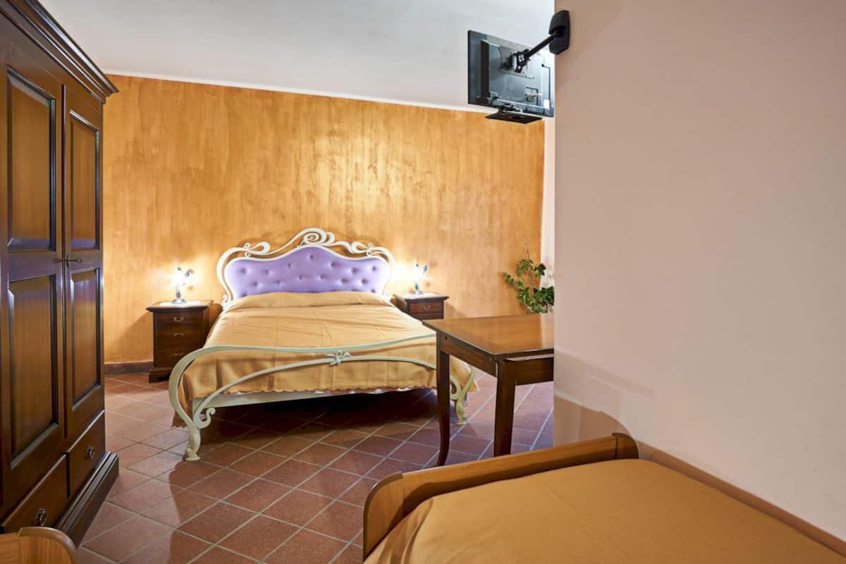 Family Room, Accessible | Desk, iron/ironing board, free WiFi, bed sheets