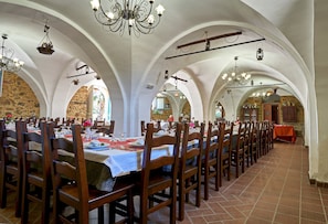 Déjeuner et dîner servis sur place, spécialités Cuisine locale